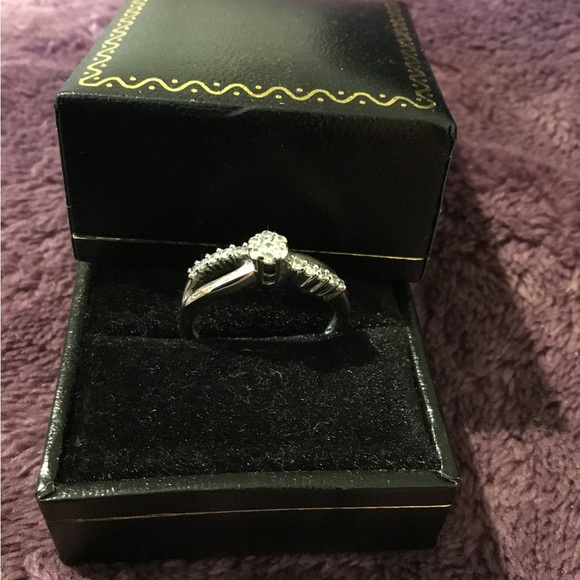 Designer Vintage 10K White Gold Natural Diamond Ring- - Picture 2 of 16